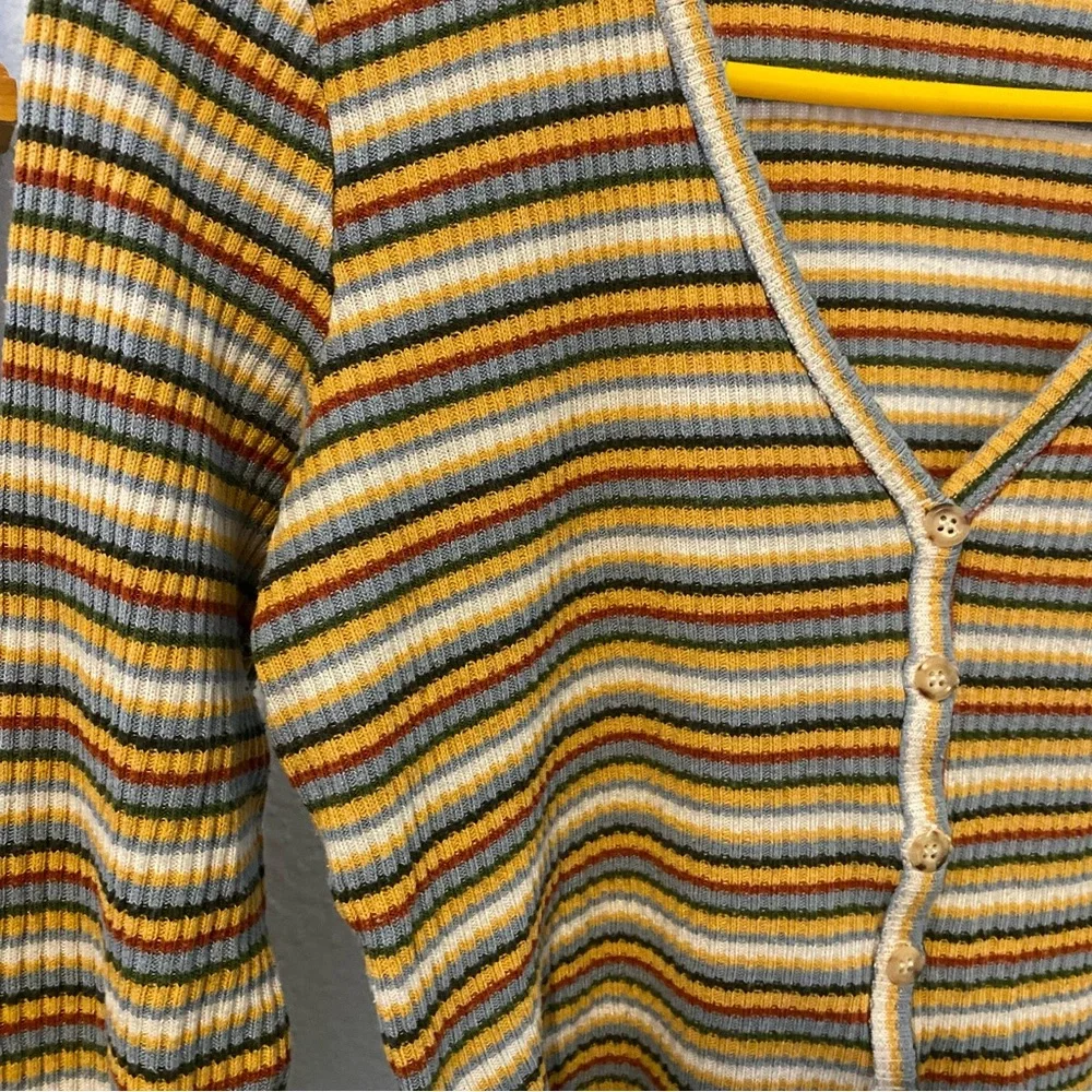Sky & Sparrow || V Neck Cropped Ribbed Knit Striped Cardigan Top - Picture 2 of 10
